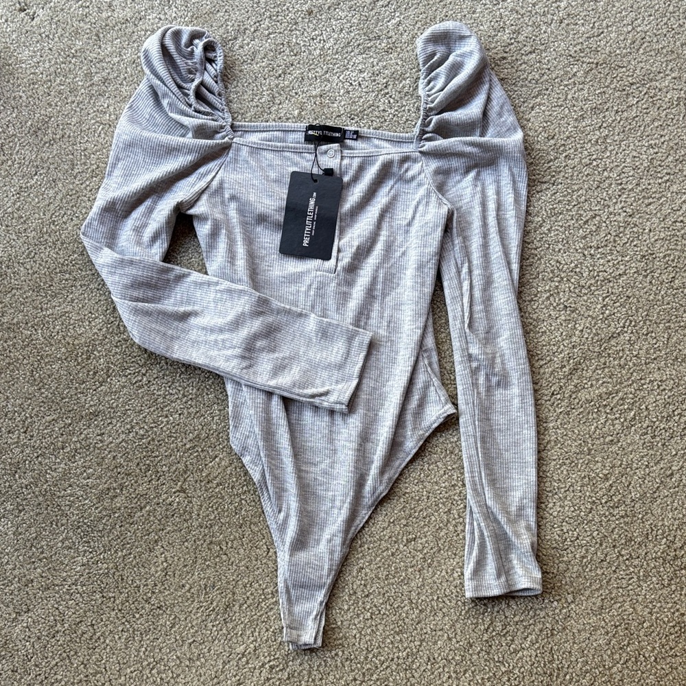 🪷Pretty Little Thing Gray Ribbed Long Sleeve Bodysuit NWT - Picture 2 of 6
